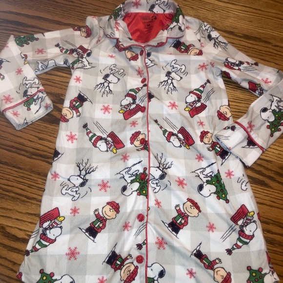 Girls NWOT MEDIUM CHRISTMAS SNOOPY NIGHT GOWN BUTTON UP - Picture 1 of 2